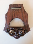 Pendurador de toalhas em lavabo. Feito de madeira de lei e com flores de resina antiga colada na madeira. A peça  também  serve para decoração. Está em perfeito estado de conservação.  Altura:13,5cm   Largura:2cm   Comprimento:10,5cm.