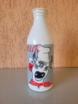 Antiga leiteira de opaline com pintura queimada direto na louça. A peça é de época,  da década  de 70. Se encontra em perfeito estado de conservação.  Altura:25,5cm   Diâmetro  da tampa:5cm    Diâmetro do fundo:9cm