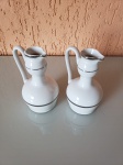 Antigo jogo de azeiteira com vinagreira de porcelana branca com fios prateados da marca Vera Cruz de Pedreira em arte decor. As peças se encontram em perfeito estado de conservação. Altura:12cm   Diâmetro da boca:3cm   Diâmetro do fundo:5,5cm   Altura  da alça:7cm   Largura  da alça:3cm