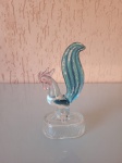Antigo galo do tempo. Muda de cor de acordo com o tempo. Feito em vidro com detalhes na base, está com a pintura original porém um pouco desgastada.  A peça  é  da década de 70. Está em bom estado de conservação mas c  com algumas marcas do tempo. Altura:12cm   Largura:4cm    Comprimento:6cm.