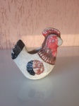 Antigo paliteiro em formato de galo, feito em cerâmica. A peça  é pintada à mão e apresenta alguns desgastes do tempo em sua pintura. Década de 60. Peça  de época.  Altura:9,5cm   Largura:6cm   Comprimento:9cm