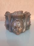 Antigo cinzeiro com faces de mulheres africanas, feito em resina, coberta com chapa de cobre. Peça bem trabalhada, com algumas marcas do tempo.Altura:8cm   Largura:8cm    Comprimento:8cm