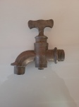Antiga e grande torneira de chafariz de uma polegada, feita em bronze, na cidade de Londres, pela empresa New Gates no século XIX. Não garantimos o funcionamento da torneira. Para decoração ou fonte corrente de água. Altura: 15cm; Comprimento: 14,5cm; Largura: 4,5cm.