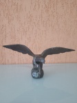 Antiga águia em estanho para decoração. A peça parece ser para adaptação em carros e está em ótimo estado de conservação. Altura: 14cm; Comprimento das asas: 31cm; Comprimento do corpo: 12cm.