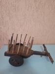 Miniatura de carro de boi, feito em madeira de lei, entalhado à mão. A peça é única e está em bom estado. Altura: 19cm; Comprimento: 32,5cm; Largura: 15,5cm.