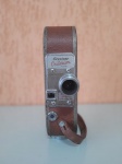Antiga filmadora Keystone Criterion modelo A-9 da década de 40, com funcionamento à corda. Altura: 23cm; Comprimento: 10cm; Largura: 6cm.