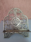 Antigo Porta Biblia feito em metal amarelo. Década de 60. A peça abre e fecha. Se encontra em perfeito estado de conservação.Altura: 36,5cm  Comprimento:30cm   Largura:17,5cm    Peso:3,500kg