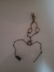 Antigo apagador de velas usado nas igrejas no passado. Peça centenária. Feita em metal amarelo. Se encontra em perfeito estado de conservação. Comprimento total da peça:38,5cm