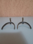 Antigo par de esporas infantil para adaptar na bota. Feita em bronze. Aproximadamente 80 anos. A peça se encontra em perfeito estado de conservação. Medidas: 7x6cm