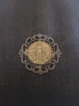 Antiga medalha circulada de arabescos. De um lado Sagrado Coração de Jesus e do outro Nossa Senhora das Graças. Feita em metal amarelo e cobre. Peça centenária, muito bem entalhada  e em perfeito estado de conservação. Medidas: 4cm de Diâmetro