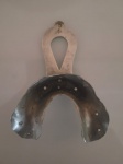 Antiga forma para moldes de dentadura e outros. Peça centenária. Feita em metal branco.  A peça se encontra em perfeito estado de conservação. Medidas: Altura:10cm    Comprimento:7cm    Largura:2,5cm