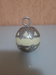 Antiga escultura de bola de Natal feita em uma bola parecida com bola de sinuca e com detalhes em prata de lei. A peça é assinada e está em perfeito estado de conservação. Circunferência:18cm    Peso total da bola:200g