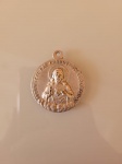 Antiga medalha de Sagrado Coração de Jesus e Nossa Senhora Aparecida, expessurado  a prata. Aproximadamente  80 anos. A escrita NOSSA SENHORA APARECIDA  se encontra com dois P. A peça se encontra em perfeito estado de conservação. Diâmetro:3,5cm