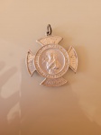 Antiga medalha comemorativa dos 300 anos de Santo Antônio de Valongo (1640 - 1940). Este santo foi escravo martirizado. A peça é feita de alumínio por trabalho de M. Langoni e está em perfeito estado de conservação. Diâmetro total: 4,5cm.