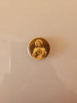 Antigo bóton de Sagrado Coração de Jesus. Feito em lata, metal amarelo e celuloide. A peça é centenária. Diâmetro: 2,5cm.