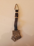 Antigo chaveiro da empresa Euclid, lançamento do trator C-6. Altura com correia: 15cm: Altura do chaveiro: 5,5cm.