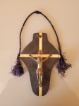 Antigo crucifixo de parede feito em resina antiga e o Cristo feito em petit bronze. A peça está em excelente estado de conservação e é dos anos 40/50. Altura: 18,5cm; Comprimento: 12cm; Largura: 2,5cm.