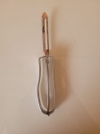 Antigo descascador de batatas, feito em aço inox. A peça se encontra em perfeito estado de conservação.  Medidas:14,5cm