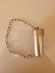 Antiga cápsula para guardar espoleta.  Feita de metal branco. Peça centenária. Se encontra com alguns desgastes do tempo em sua tampa.Medidas: Altura:6cm   Diâmetro da tampa:3cm    corrente:24cm