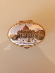 Antigo souvenir de Roma para guardar terço. Produzido em metal e a parte superior feito de porcelana  queimada.  A peça se encontra em perfeito estado de conservação. Medidas:  Altura:1,5cm   Largura:3cm   Comprimento:4,5cm