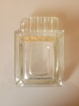 Cinzeiro  de vidro com espaço  de descanso para 5 cigarros. Década de 80. A peça se encontra em bom estado de conservação , estando  somente com um lascado na ponta. Medidas: Altura:3cm    Largura:9cm   Comprimento:13cm