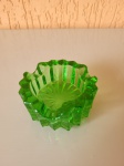 Cinzeiro de vidrão  verde, com 3 descansos para cigarros. A peça é bem trabalhada  e está em perfeito estado de conservação.  Década de 60. Medidas:  Diâmetro da boca:8cm   Diâmetro do fundo:7cm    Altura:3,5cm