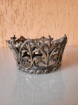 Antiga e pesada coroa de bronze, peça  fundida, rica em detalhes. Possui pequenos desgastes do tempo. Década de 50. A peça se encontra em bom estado de conservação. Tamanho: Diâmetro: 10cm.