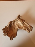 Antigo cinzeiro fundido em bronze no formato de cavalo. O item é pesado, detalhado, rústico e dos anos 50.Tamanho: 16cm.