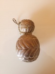 Antiga moringa em metal amarelo trabalhado, peça  decorativa dos anos 40. Se encontra em perfeito estado de conservação. Medidas: Altura:10cm   Circunferência da parte menor:11cm   Circunferência  da parte maior:17cm