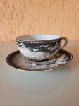 Antiga xícara  com pires japonesa com dragão em alto relevo. A peça contém uma gueixa em marca d'água no fundo da xícara da cerâmica  H (casca de ovo). Fina porcelana dos anos 50. A peça se encontra em perfeito estado de conservação. Medidas da xícara: Diâmetro da Boca;8,5cm     Diâmetro do fundo:3,5cm    Altura:5cm     Diâmetro do pires:13,5cm