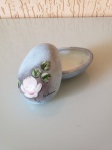 Antigo porta joias  de porcelana  em formato de ovo. Pintado a mão  e assinado por Liliane.  Década de 80. A peça se encontra em perfeito estado de. Medidas:Largura:6cm      Comprimento:8cm     Altura:5cm