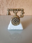 Antiga perfumeira da Avon em formato  de telefone,  feito de opaline e parte de cima  de plástico  dourado. Década de  60. A peça se encontra em perfeito estado de conservação. Medidas:Altura:7,5cm    Comprimento:6,5cm      Largura:4cm