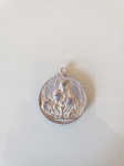 Antiga medalha que se dava em comemoração da 1 Comunhão.  Década de 20. Comunhão ainda escrita na grafia antiga (COMMUNHÃO). A peça se encontra em perfeito estado de conservação. Medidas: 2cm de Diâmetro