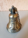 Antiga réplica do grande sino do Jubileu 2000 que está localizado nos jardins do Vaticano. O item é pequeno, feito em bronze e está em ótimas condições. Tamanho: Altura: 8cm; Diâmetro da boca: 6,5cm.