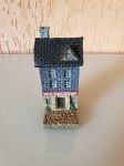 Miniatura de resina representando uma loja de chá. O item é ricamente detalhado. Tamanho: Altura: 9,5cm; largura: 3,5cm; profundidade: 2,5cm.