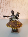 Pequena escultura de cobre. Tamanho: alt: 15cm.