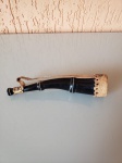 Mini réplica de berrante de origem animal, feito de chifre e couro. Tamanho: 15cm.