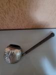 Antiga concha gigante de balangandã. O item possui o cabo em madeira de lei e a ponta espessurada a prata, ela é ricamente detalhada, com desenhos em alto relevo. Tamanho: Cabo: 35cm. Concha: alt: 12cm; circunferência: 40cm; diâmetro da boca: 8cm.