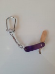 Chaveiro de navalha com cabo antigo de plástico roxo. Bom estado de conservação.