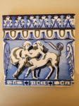 Antigo azulejo português de demolição de casarões do RJ com figura de um homem e um centauro. Peça centenária.  Medidas: 15x15cm e 1cm espessura.