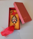 Adereço chinês para pendurar em portas. A peça está em sua caixa original e está em bom estado. Em seu verso, está escrito em chinês, as seguintes frases (Shan Xiongxin; Romance executado nas dinastias Sui e Tang. Pessoa em retidão, Artigo 18. Bom homem, forte em artes marciais, humano. Heróis e justiça). Dimensões da caixa: 16cm X 8cm.