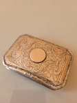 Antigo porta-cartão de dança. Feita em prata 800 contrastada, a peça vem do século XIX e tem 40g. Dimensões: 8cm X 5cm.