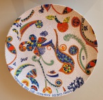 Souvenir, prato de porcelana em homenagem ao Antoni Gaudi, com desenhos artísticos e geométricos. Diâmetro: 25,5cm.