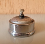 Antiga lamparina cromada, com mais de oitenta anos. A peça tem bico rosqueável, para colocar querosene ou álcool. Altura: 4,5cm; Diâmetro: 7cm.