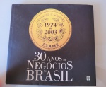 Livro "30 anos de negócios no Brasil", da editora Abril. Possui um envoltório protegendo a capa, o envoltório está um pouco desgastado, enquanto o livro encontra-se em excelente estado. Tamanho: 27cm X 26cm.