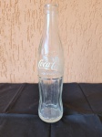 Antiga garrafa de Coca Cola, dos anos 60, feita de vidro. Altura: 24,5cm; Diâmetro da base: 6cm.
