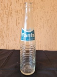 Antiga garrafa de Fanta, dos anos 50, feita em vidro. Altura: 24,5cm; Diâmetro da base: 5,5cm.