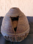 Antigo castiçal feito com coco de castanha do Pará, da década de 50, possui castanhas em seu interior. Altura: 10cm; Diâmetro: 9,5cm.