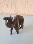 Antigo camelo entalhado em madeira, com detalhes dourados, pintados à mão. Possui um pequeno quebrado na pata, mas tirando isso, está em excelentes condições de preservação. Altura: 7,5cm; Comprimento: 8cm; Largura: 3cm.