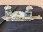 Antigo tinteiro de lembrança de Nossa Senhora Aparecida. A peça é dos anos 40 e tem formato de peixe e tem pequenos defeitos, um no bico e outro na ponta do rabo. Altura: 5cm; Comprimento: 14,5cm; Largura: 4cm.